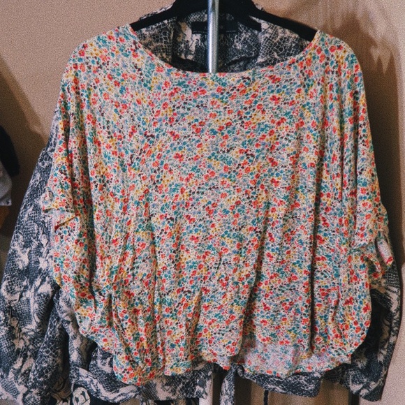 Floral Sleeved Poncho - Picture 2 of 4